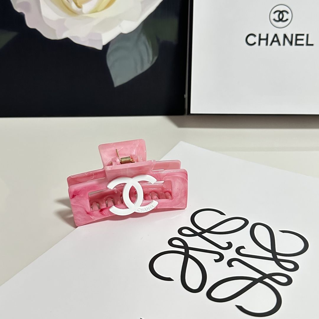  （单个）配专柜包装 
Chanel（香奈儿）最新爆款来啦✨💫
中古vintage复古抓夹
优雅的gir