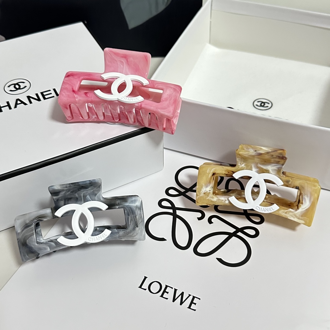  （单个）配专柜包装 
Chanel（香奈儿）最新爆款来啦✨💫
中古vintage复古抓夹
优雅的gir