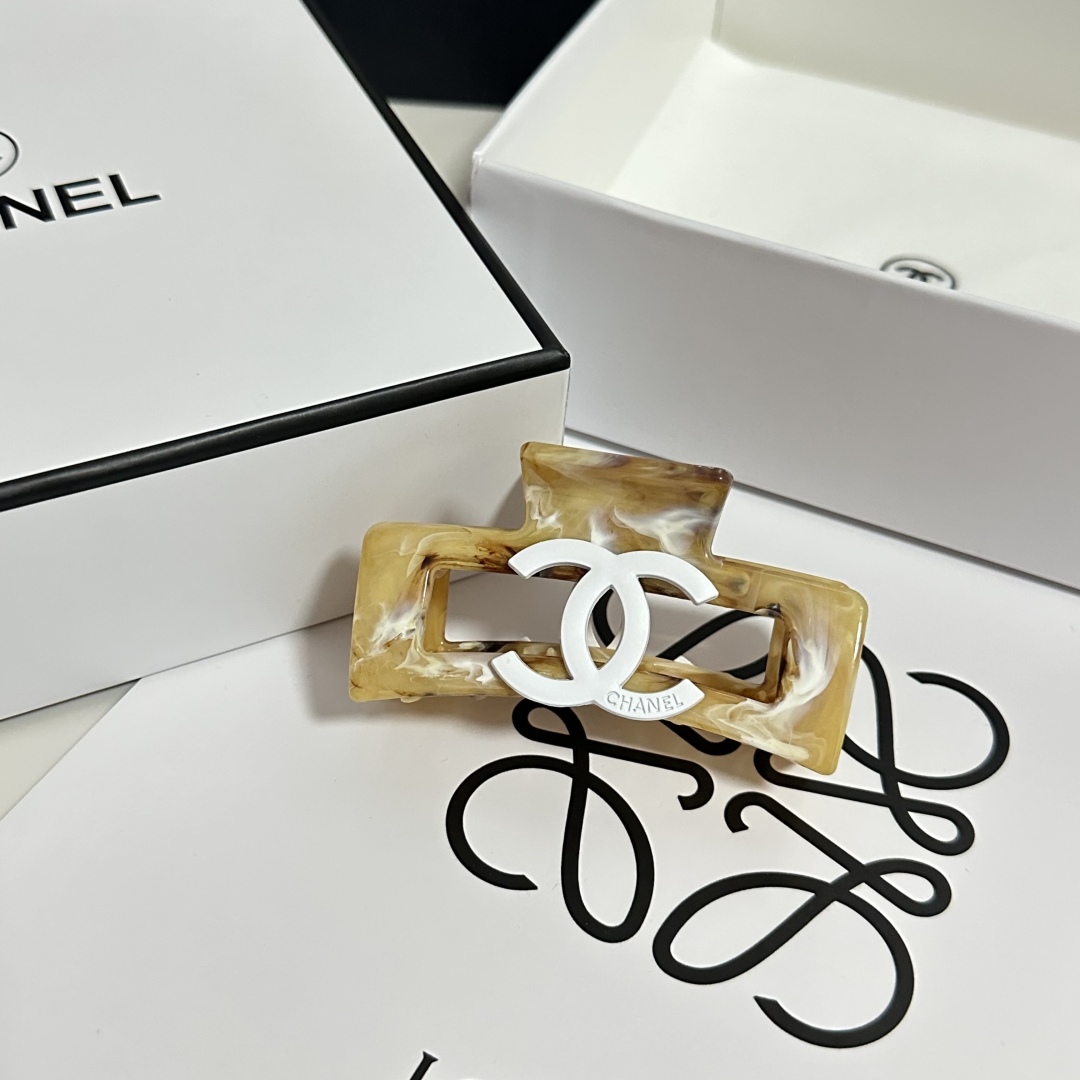  （单个）配专柜包装 
Chanel（香奈儿）最新爆款来啦✨💫
中古vintage复古抓夹
优雅的gir