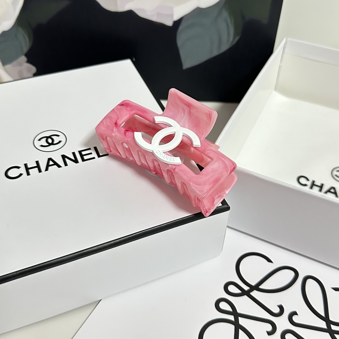  （单个）配专柜包装 
Chanel（香奈儿）最新爆款来啦✨💫
中古vintage复古抓夹
优雅的gir