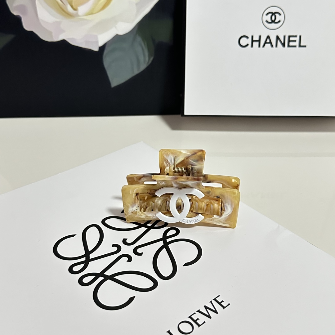  （单个）配专柜包装 
Chanel（香奈儿）最新爆款来啦✨💫
中古vintage复古抓夹
优雅的gir