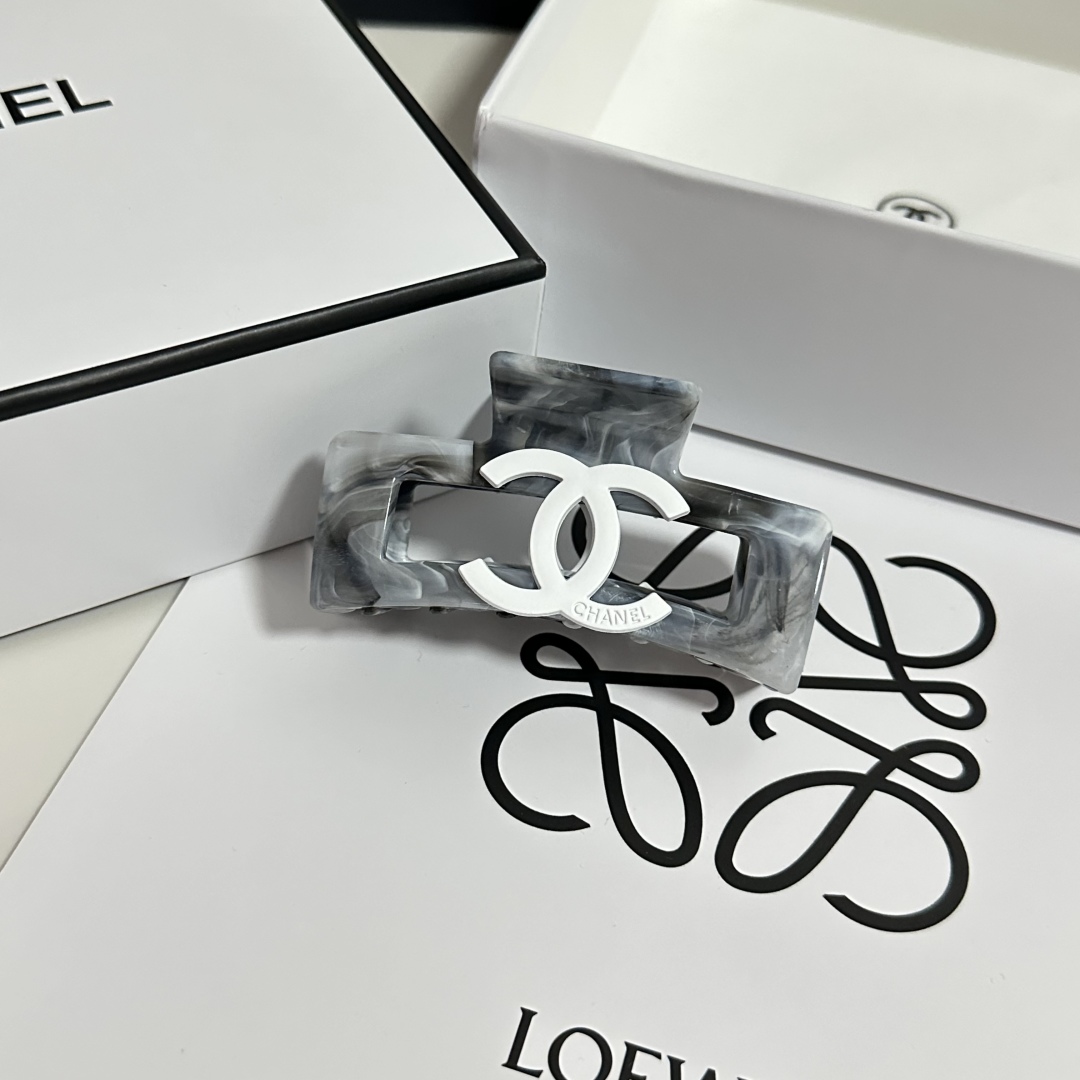  （单个）配专柜包装 
Chanel（香奈儿）最新爆款来啦✨💫
中古vintage复古抓夹
优雅的gir