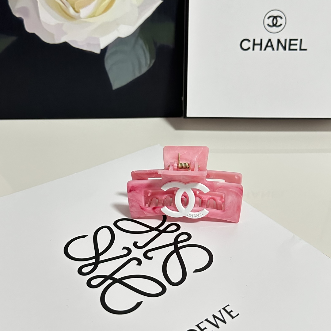  （单个）配专柜包装 
Chanel（香奈儿）最新爆款来啦✨💫
中古vintage复古抓夹
优雅的gir