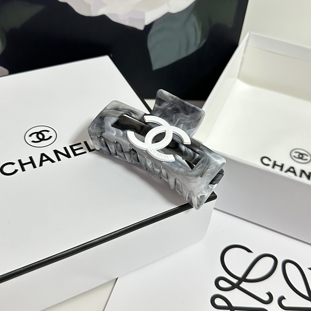  （单个）配专柜包装 
Chanel（香奈儿）最新爆款来啦✨💫
中古vintage复古抓夹
优雅的gir