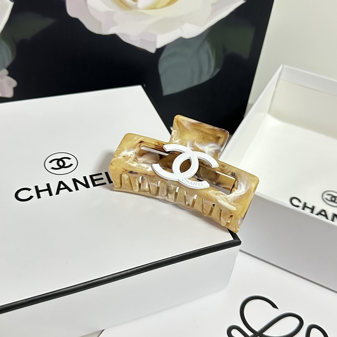  （单个）配专柜包装 
Chanel（香奈儿）最新爆款来啦✨💫
中古vintage复古抓夹
优雅的gir