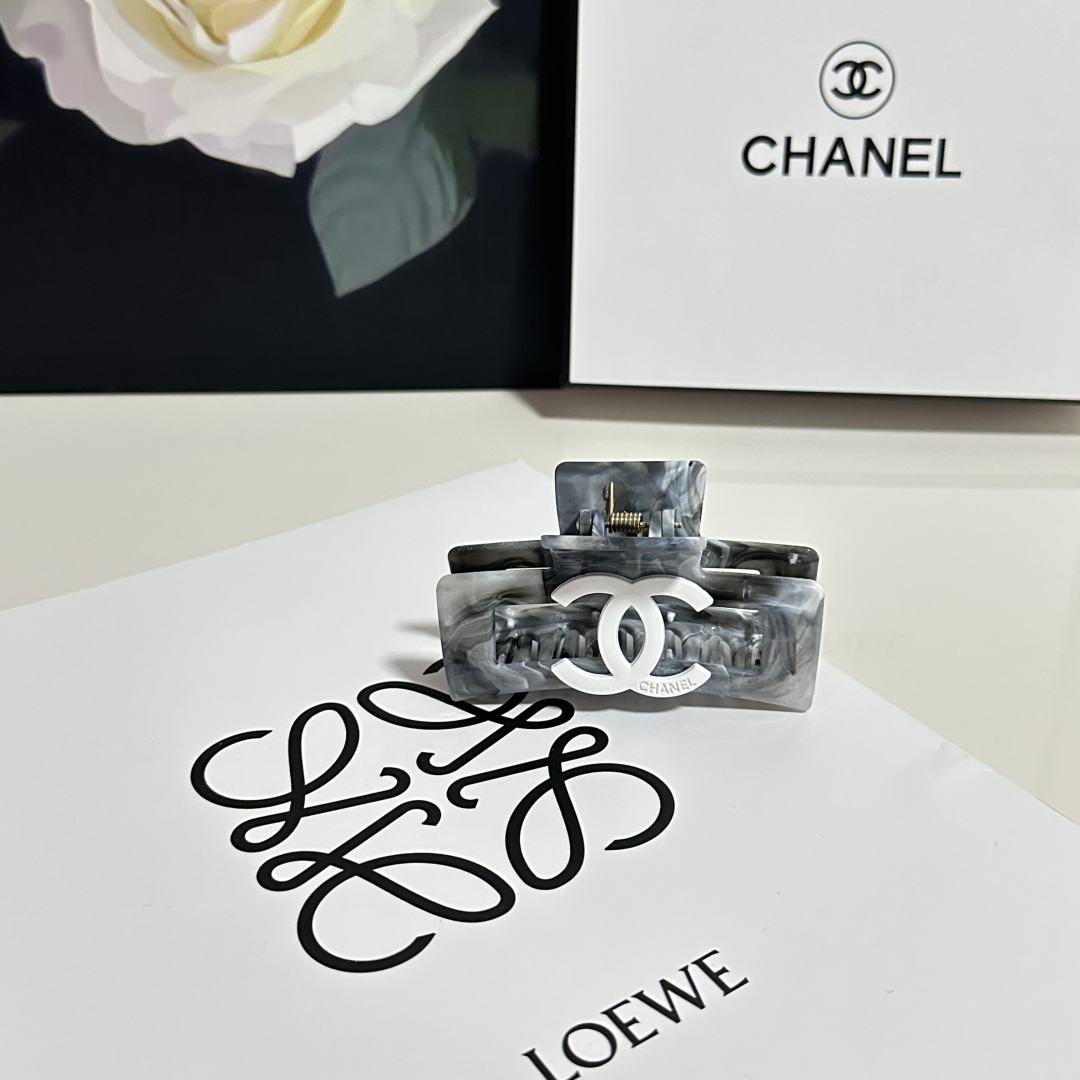  （单个）配专柜包装 
Chanel（香奈儿）最新爆款来啦✨💫
中古vintage复古抓夹
优雅的gir