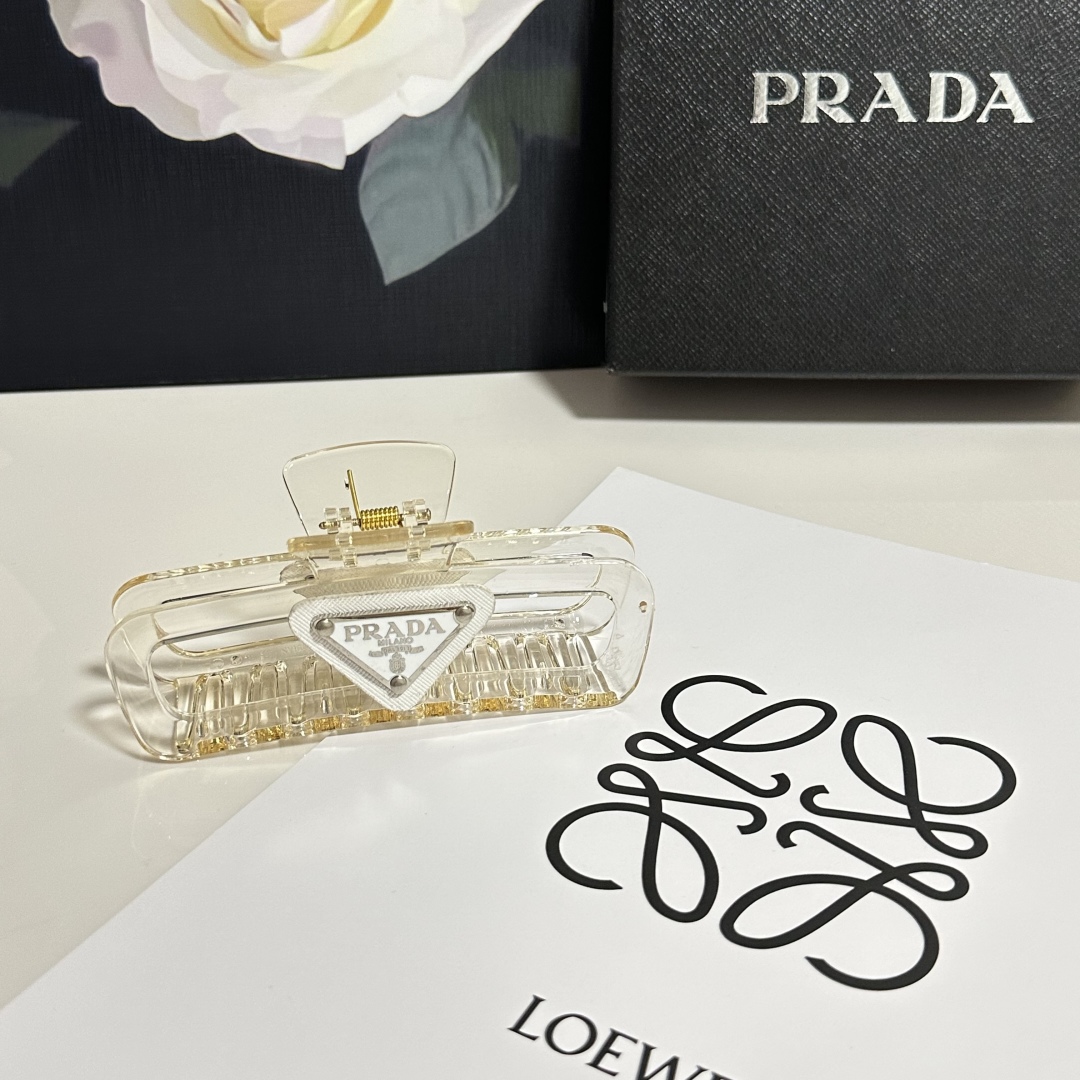  配专柜包装 
Prada（普拉达）最新爆款来啦✨💫
中古vintage复古抓夹
优雅的girl值得入手