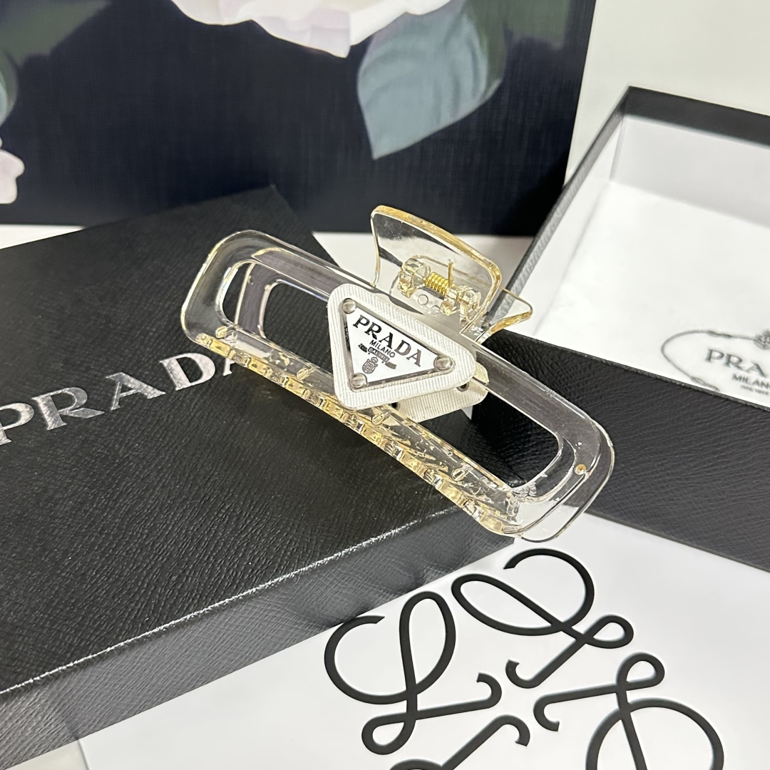  配专柜包装 
Prada（普拉达）最新爆款来啦✨💫
中古vintage复古抓夹
优雅的girl值得入手