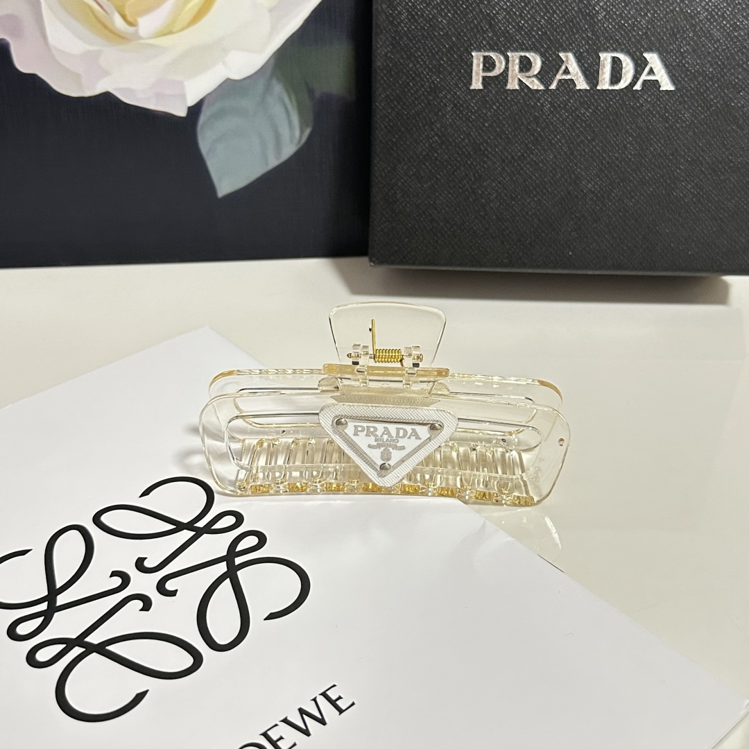  配专柜包装 
Prada（普拉达）最新爆款来啦✨💫
中古vintage复古抓夹
优雅的girl值得入手