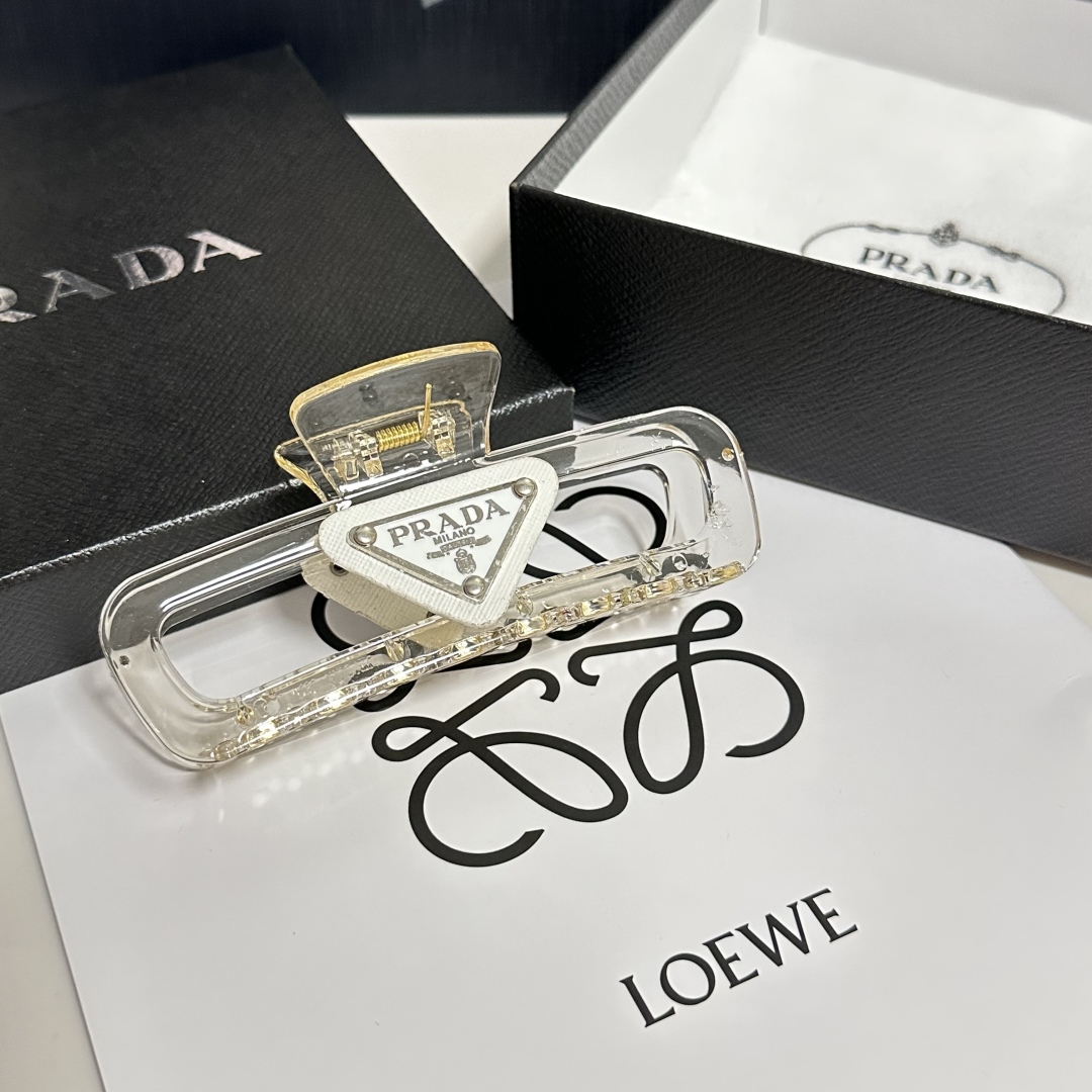  配专柜包装 
Prada（普拉达）最新爆款来啦✨💫
中古vintage复古抓夹
优雅的girl值得入手