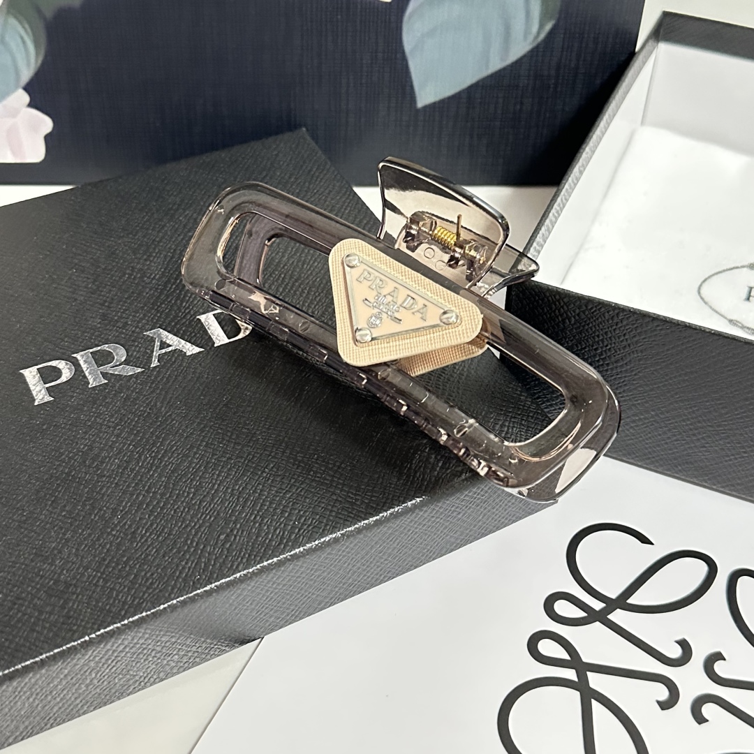  配专柜包装 
Prada（普拉达）最新爆款来啦✨💫
中古vintage复古抓夹
优雅的girl值得入手