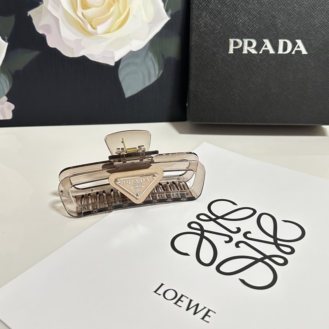  配专柜包装 
Prada（普拉达）最新爆款来啦✨💫
中古vintage复古抓夹
优雅的girl值得入手