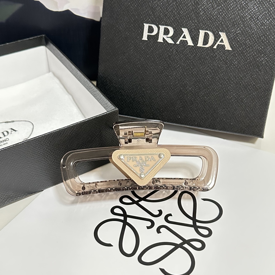 配专柜包装 
Prada（普拉达）最新爆款来啦✨💫
中古vintage复古抓夹
优雅的girl值得入手