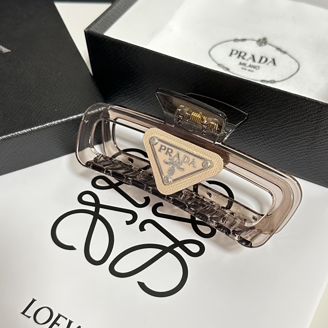  配专柜包装 
Prada（普拉达）最新爆款来啦✨💫
中古vintage复古抓夹
优雅的girl值得入手