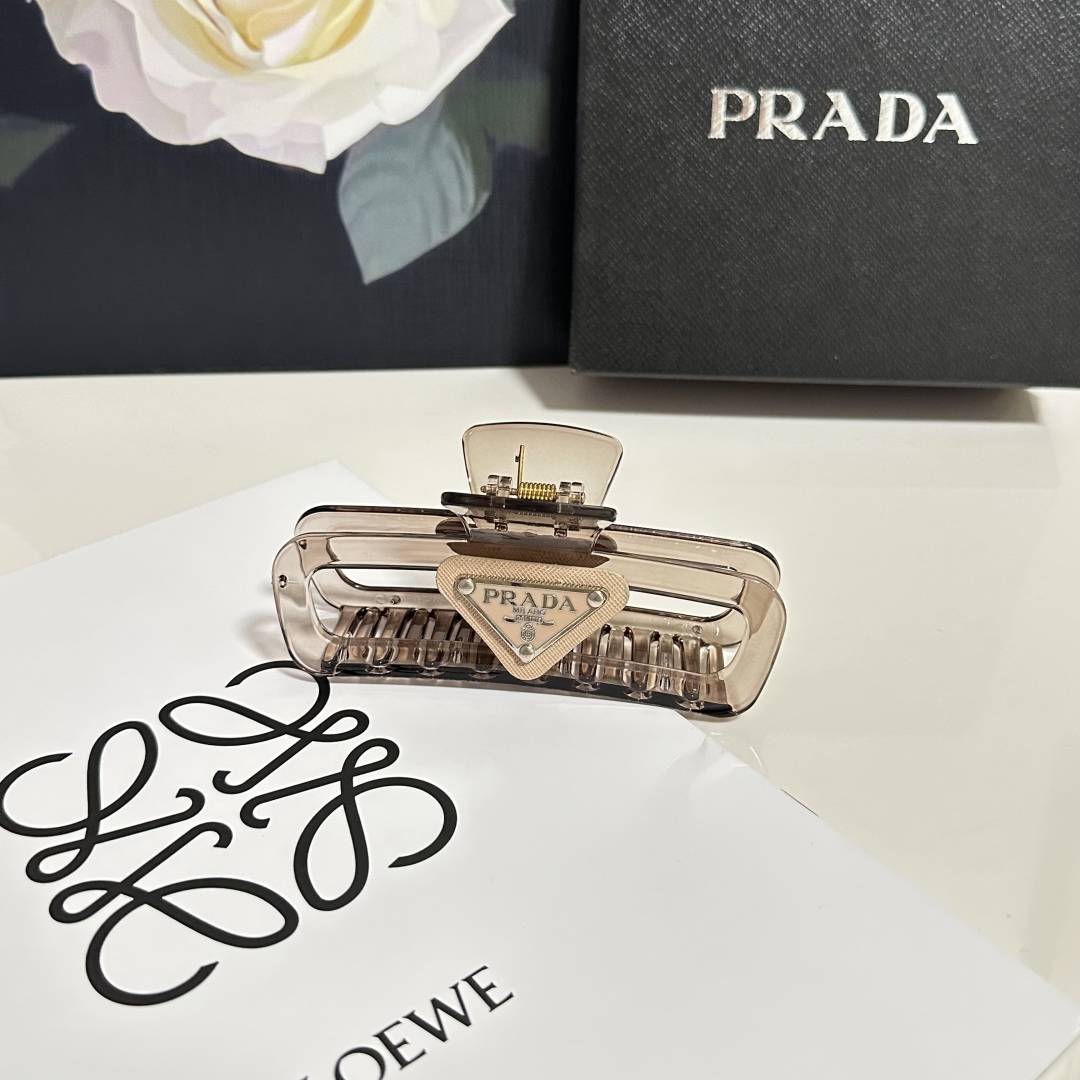  配专柜包装 
Prada（普拉达）最新爆款来啦✨💫
中古vintage复古抓夹
优雅的girl值得入手