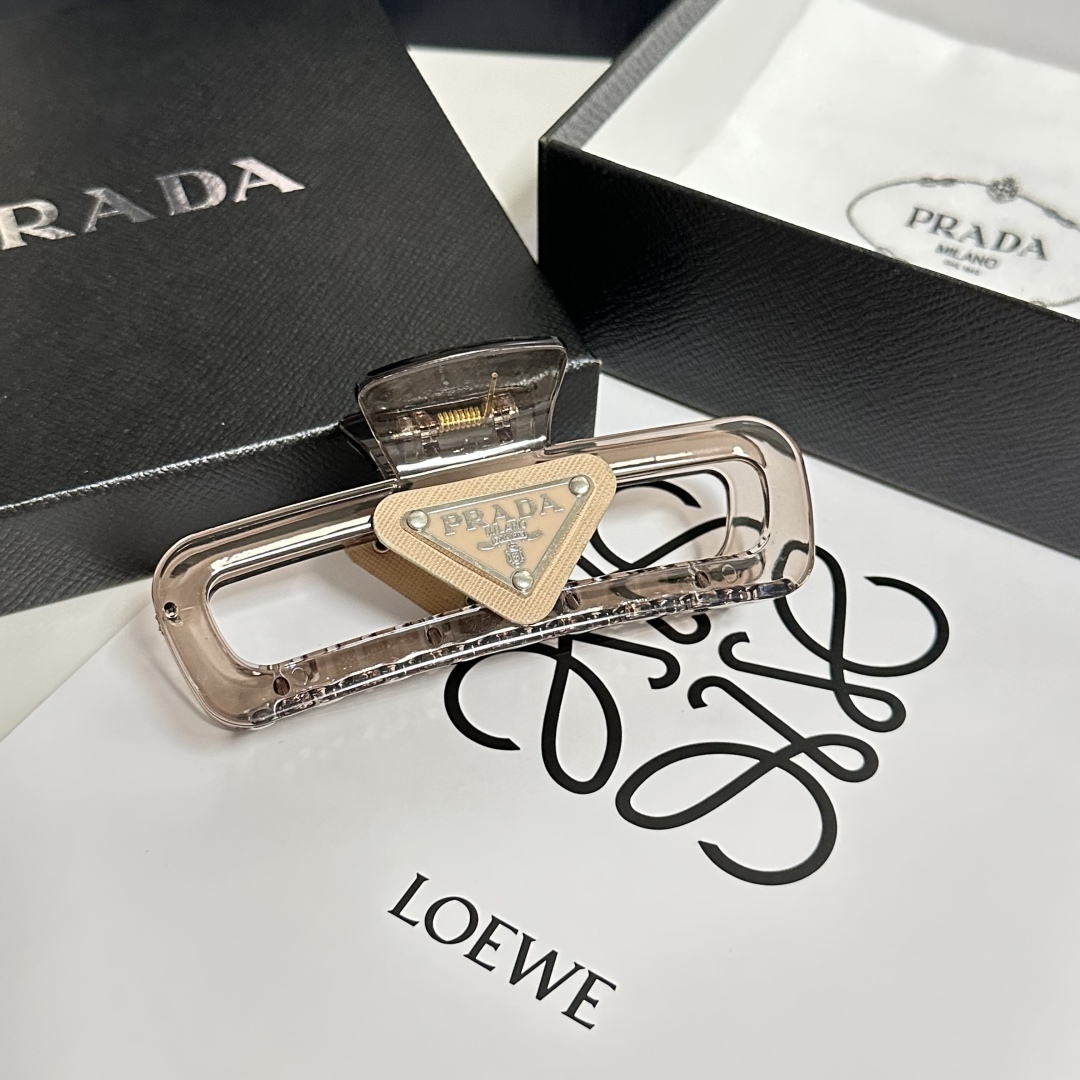  配专柜包装 
Prada（普拉达）最新爆款来啦✨💫
中古vintage复古抓夹
优雅的girl值得入手