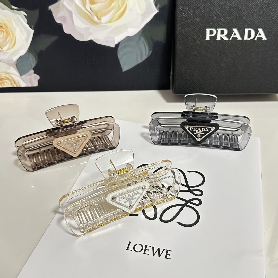  配专柜包装 
Prada（普拉达）最新爆款来啦✨💫
中古vintage复古抓夹
优雅的girl值得入手
