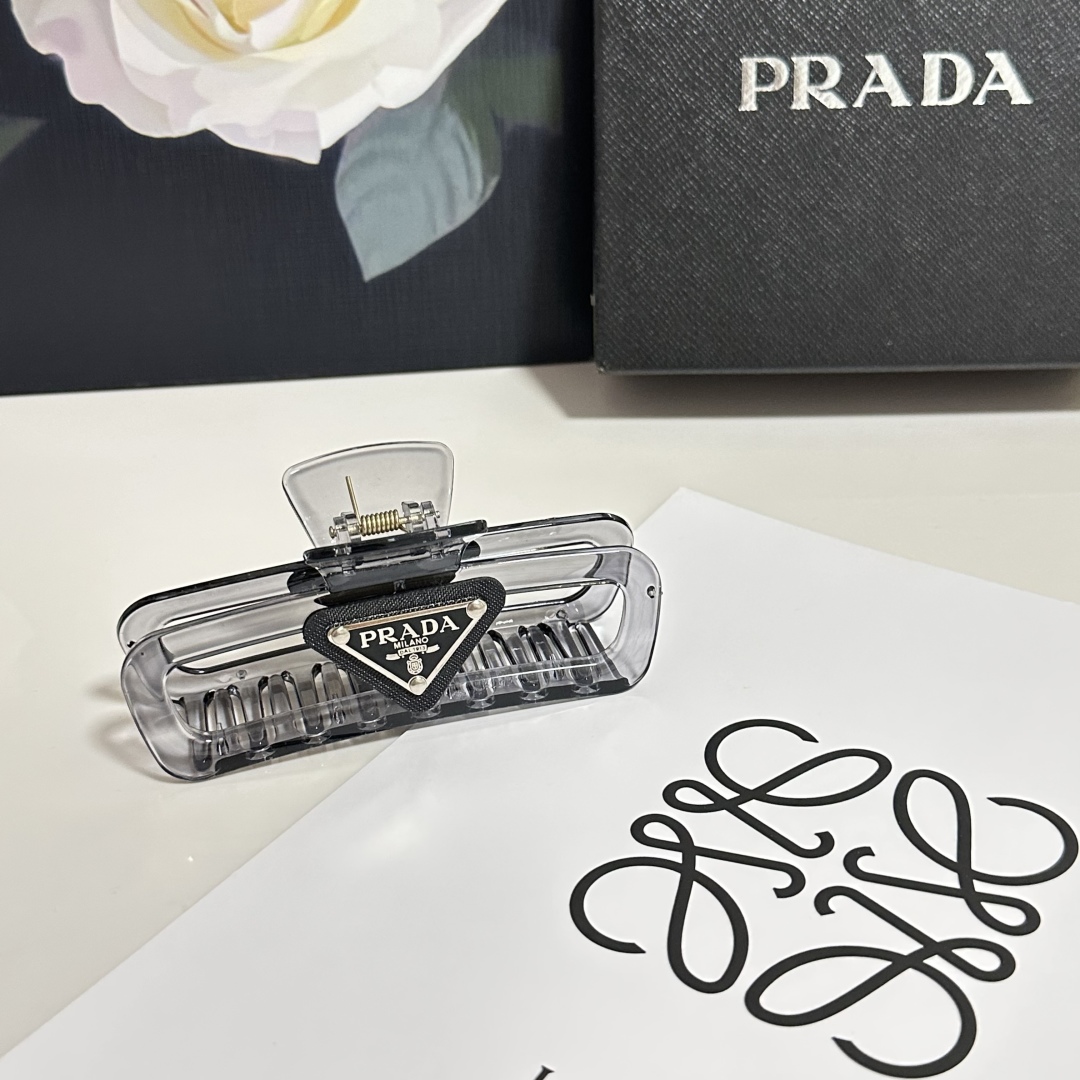  配专柜包装 
Prada（普拉达）最新爆款来啦✨💫
中古vintage复古抓夹
优雅的girl值得入手