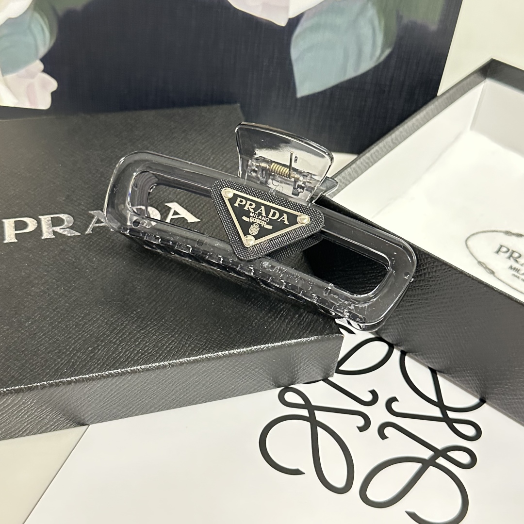  配专柜包装 
Prada（普拉达）最新爆款来啦✨💫
中古vintage复古抓夹
优雅的girl值得入手