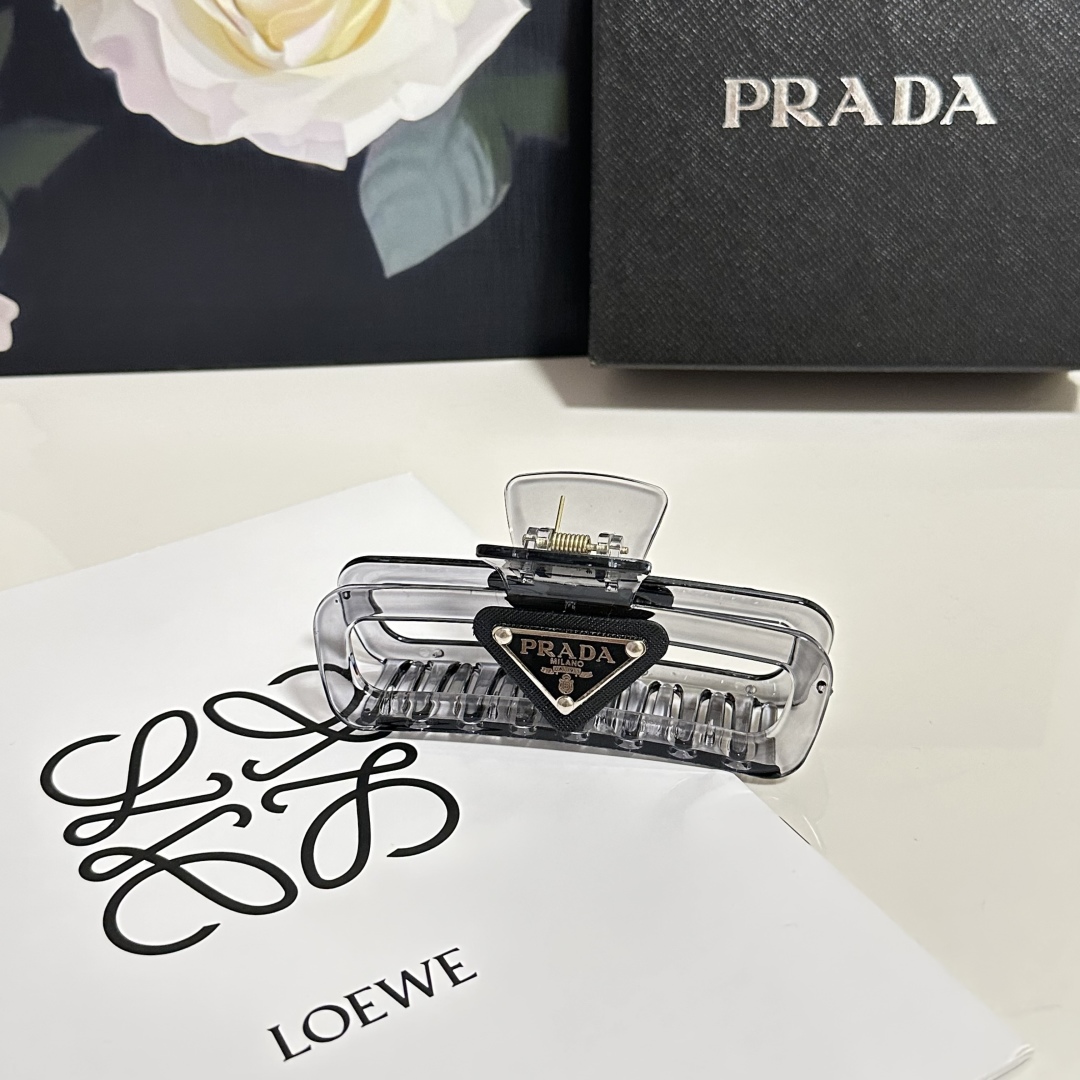  配专柜包装 
Prada（普拉达）最新爆款来啦✨💫
中古vintage复古抓夹
优雅的girl值得入手