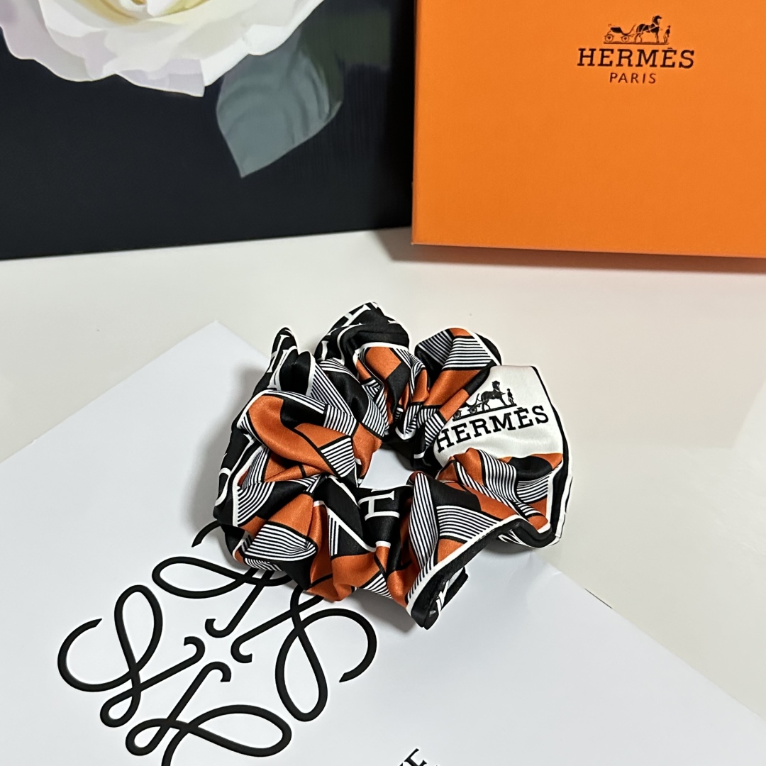  （单个）配全套包装
Hermes （爱马仕）爆款真丝发圈，专柜款出货
一看就特别高档 超级百搭 必须自