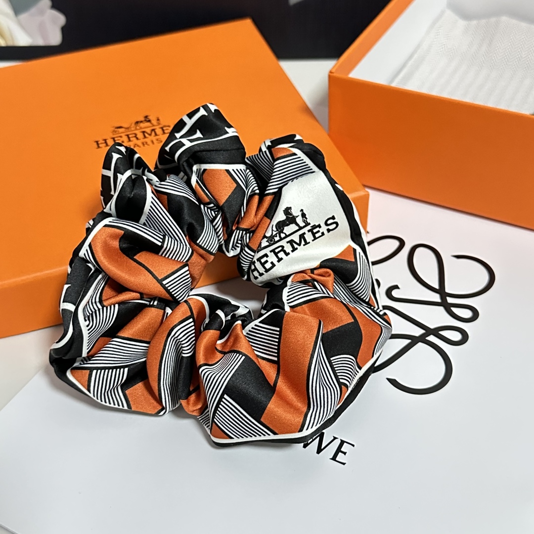  （单个）配全套包装
Hermes （爱马仕）爆款真丝发圈，专柜款出货
一看就特别高档 超级百搭 必须自