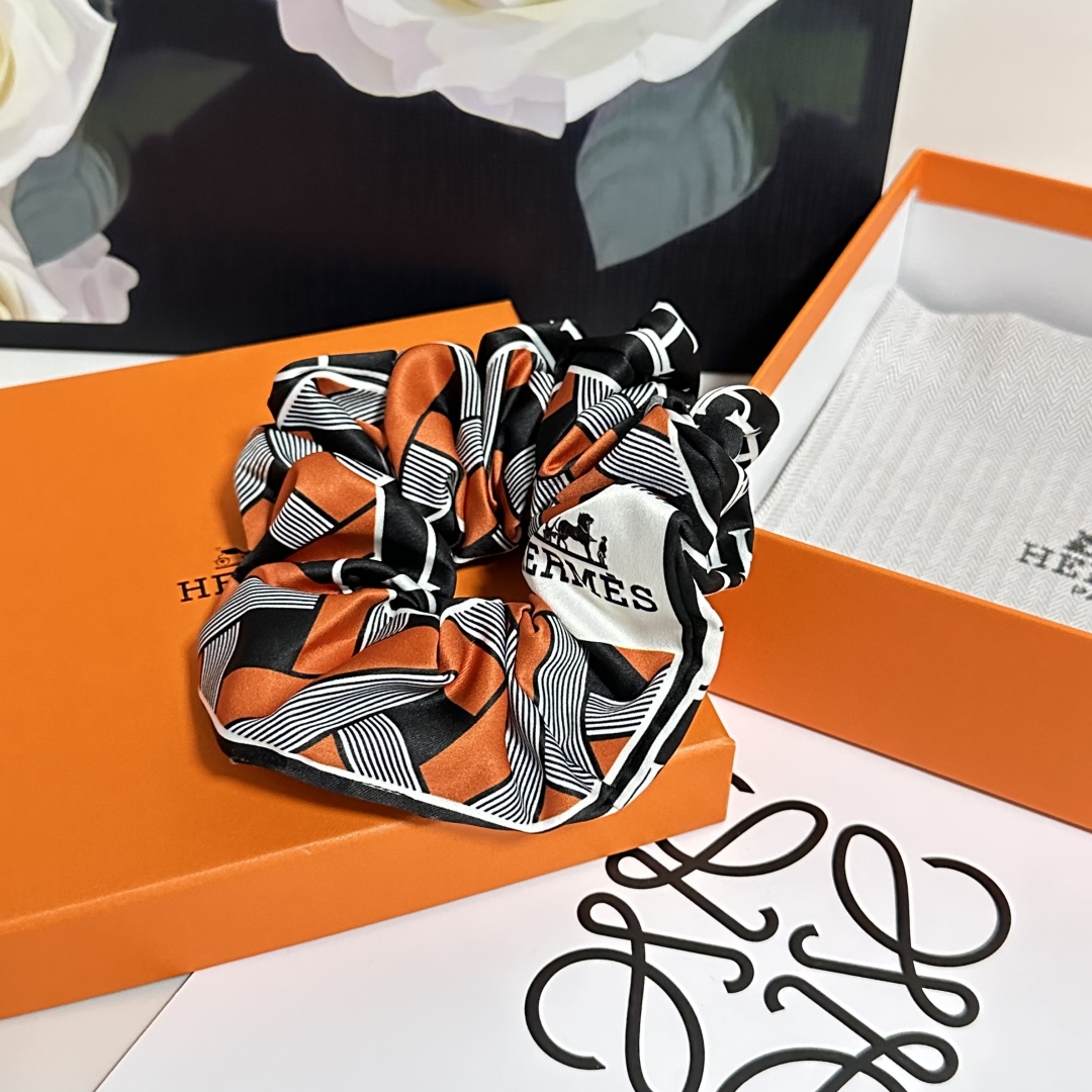  （单个）配全套包装
Hermes （爱马仕）爆款真丝发圈，专柜款出货
一看就特别高档 超级百搭 必须自