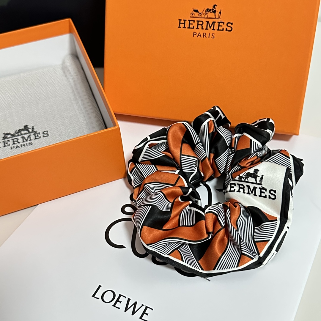  （单个）配全套包装
Hermes （爱马仕）爆款真丝发圈，专柜款出货
一看就特别高档 超级百搭 必须自
