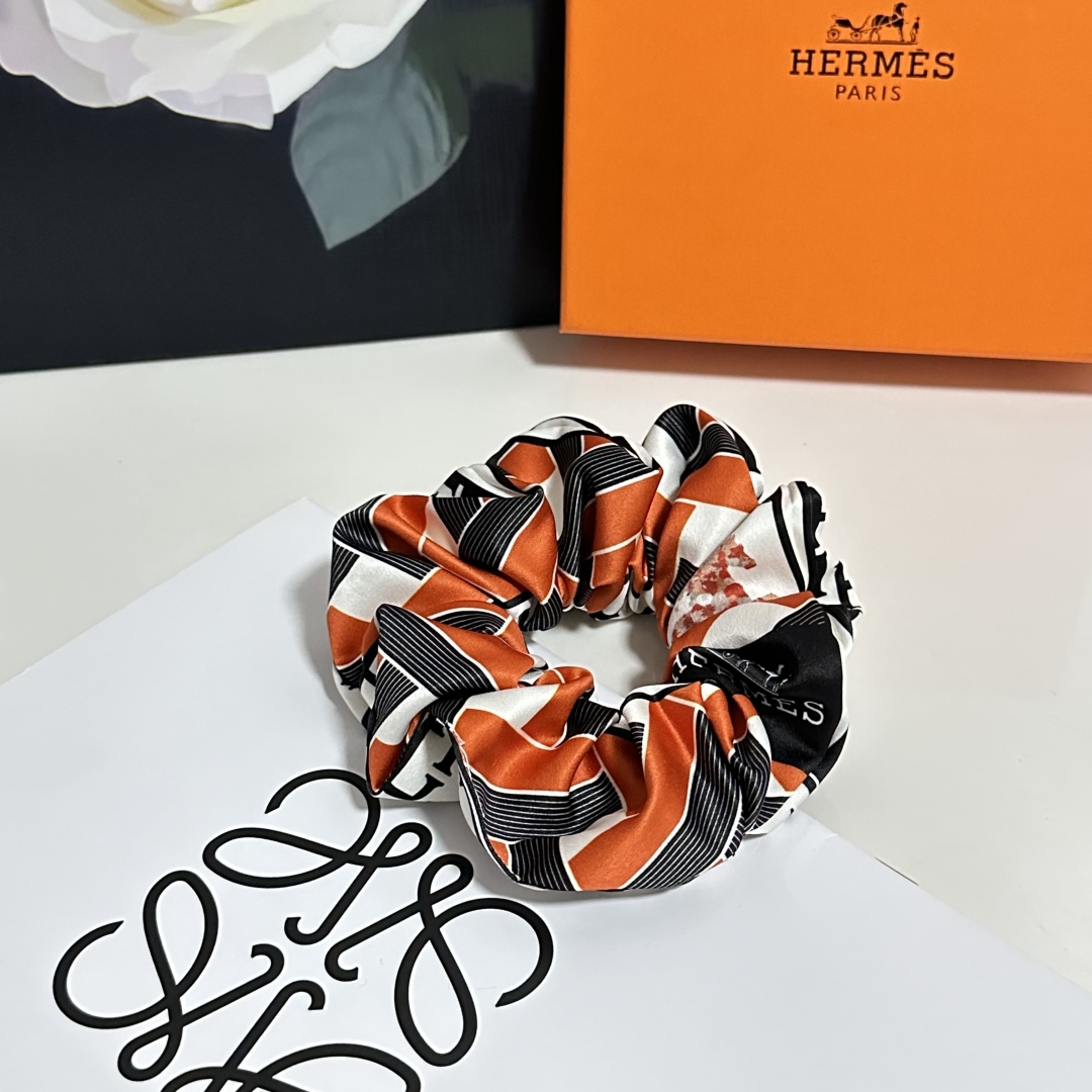  （单个）配全套包装
Hermes （爱马仕）爆款真丝发圈，专柜款出货
一看就特别高档 超级百搭 必须自