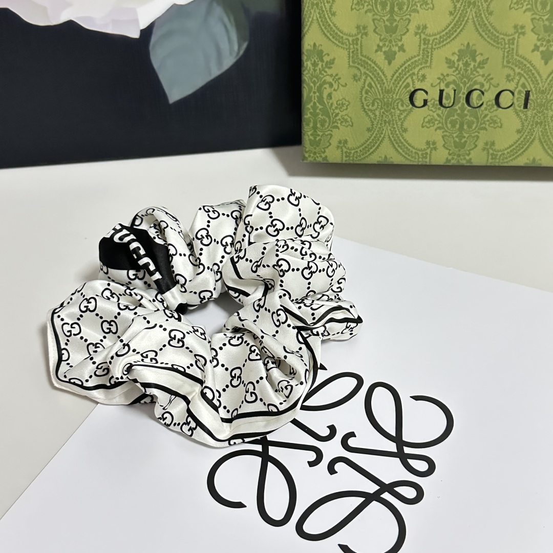  （单个）配全套包装
Gucci（古驰）爆款真丝发圈，专柜款出货
一看就特别高档 超级百搭 必须自留