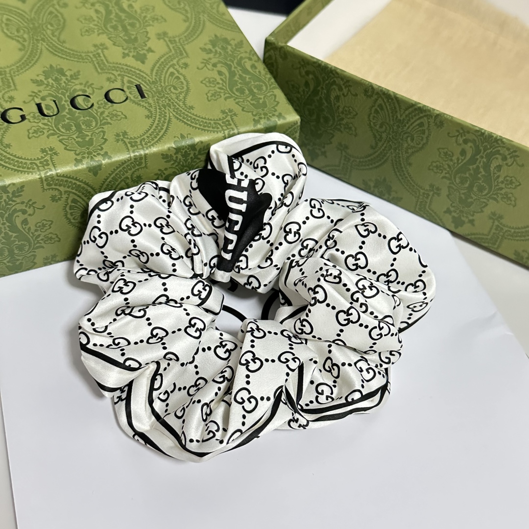  （单个）配全套包装
Gucci（古驰）爆款真丝发圈，专柜款出货
一看就特别高档 超级百搭 必须自留