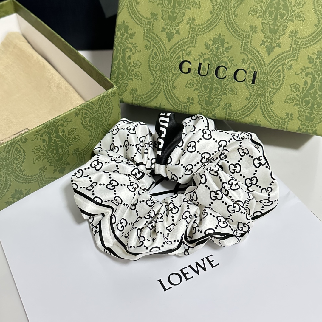  （单个）配全套包装
Gucci（古驰）爆款真丝发圈，专柜款出货
一看就特别高档 超级百搭 必须自留