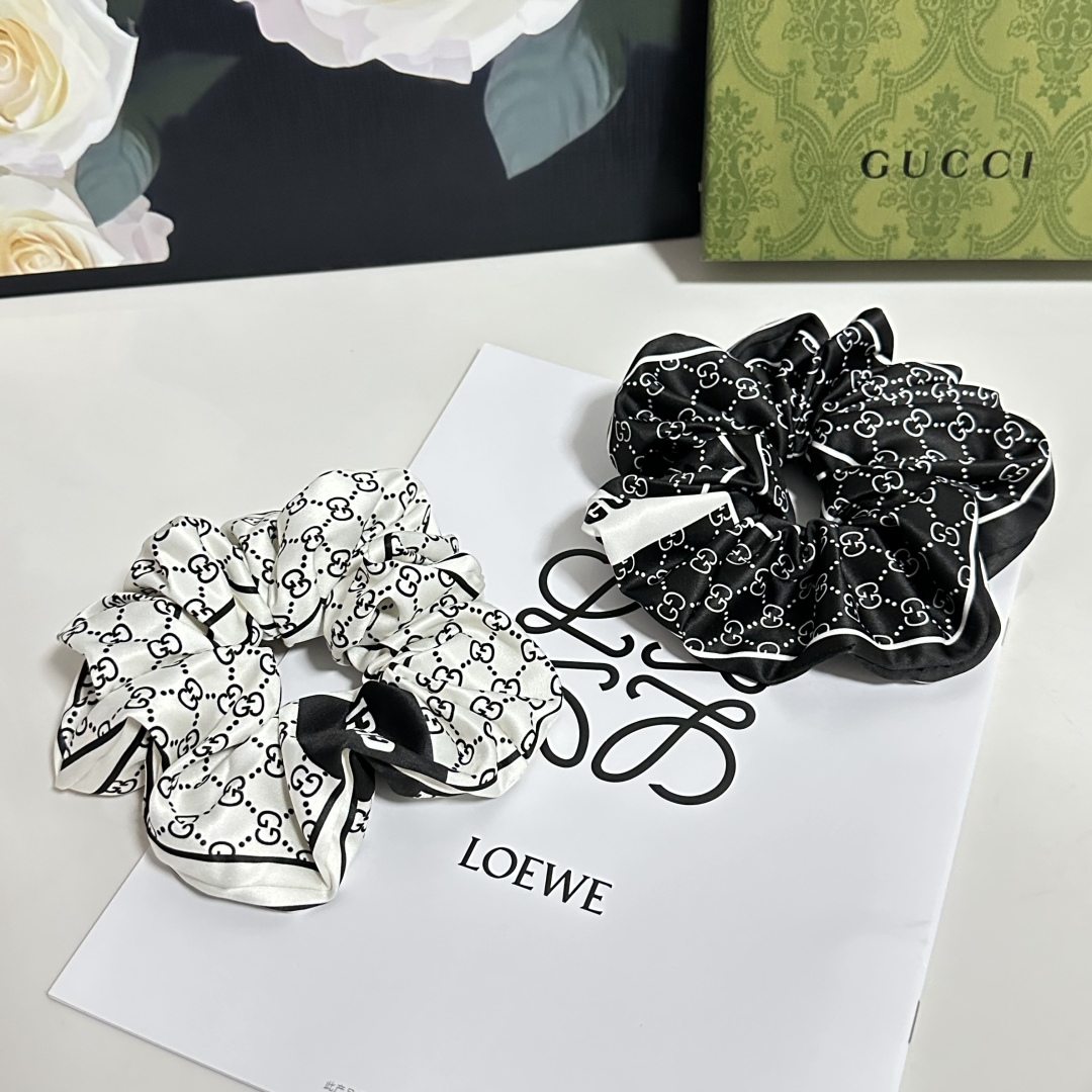  （单个）配全套包装
Gucci（古驰）爆款真丝发圈，专柜款出货
一看就特别高档 超级百搭 必须自留