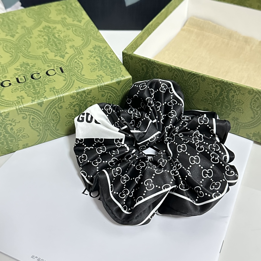  （单个）配全套包装
Gucci（古驰）爆款真丝发圈，专柜款出货
一看就特别高档 超级百搭 必须自留