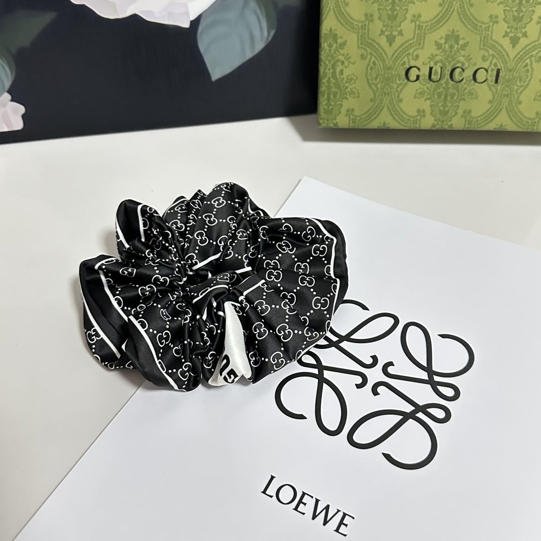  （单个）配全套包装
Gucci（古驰）爆款真丝发圈，专柜款出货
一看就特别高档 超级百搭 必须自留