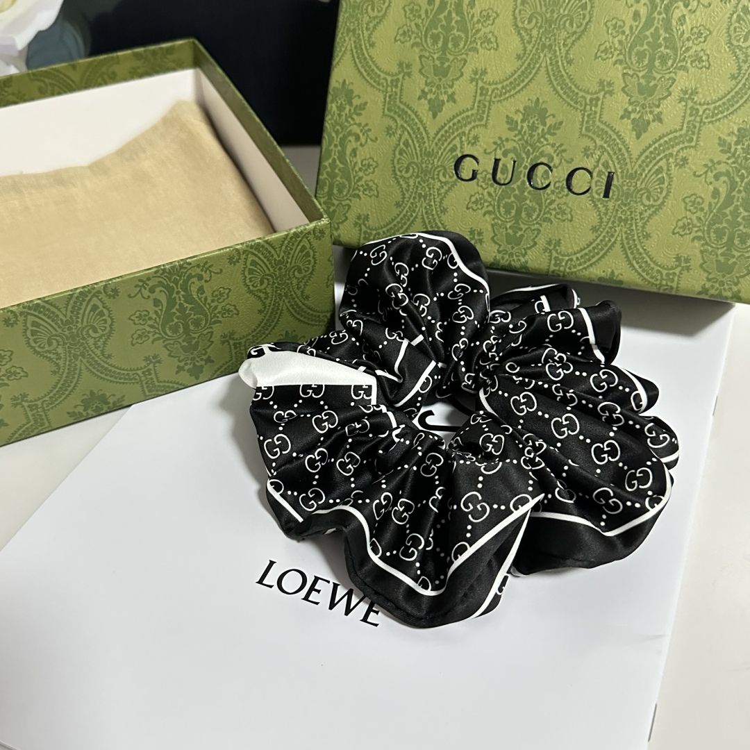  （单个）配全套包装
Gucci（古驰）爆款真丝发圈，专柜款出货
一看就特别高档 超级百搭 必须自留