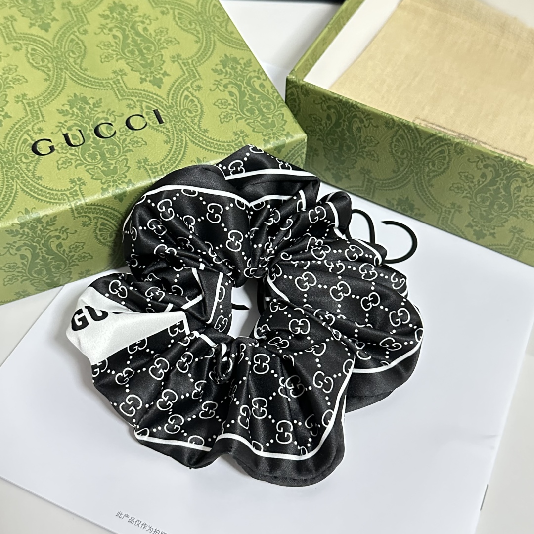  （单个）配全套包装
Gucci（古驰）爆款真丝发圈，专柜款出货
一看就特别高档 超级百搭 必须自留