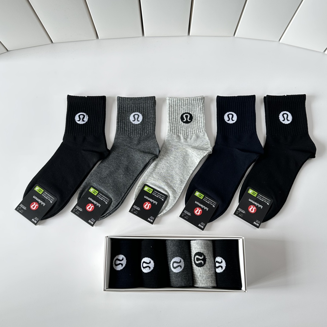  💛配包装
lululemon 新款中长款堆堆袜袜子！一盒五双， 专柜同步筒款袜子，💛大牌出街，潮人必备