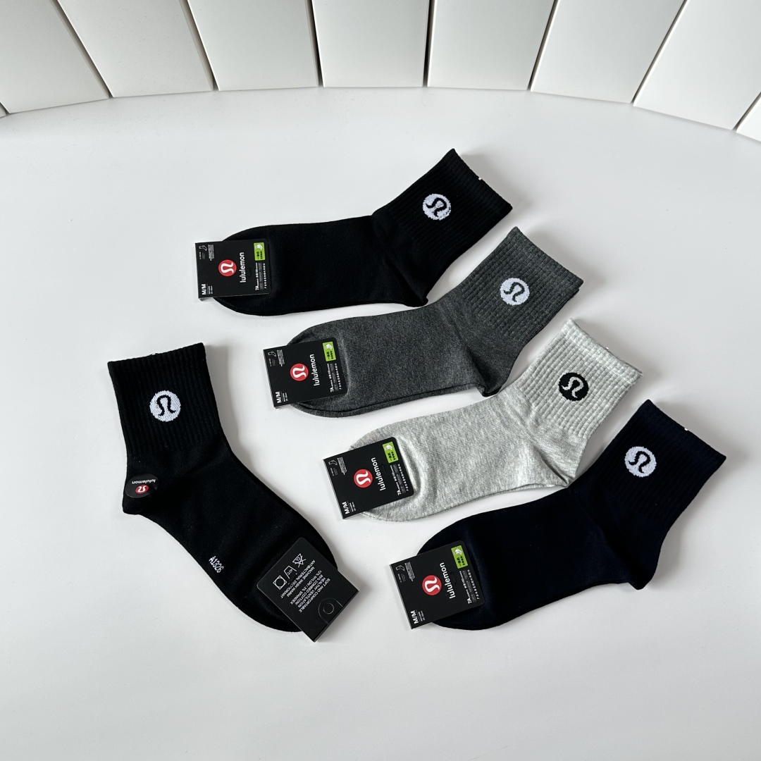  💛配包装
lululemon 新款中长款堆堆袜袜子！一盒五双， 专柜同步筒款袜子，💛大牌出街，潮人必备