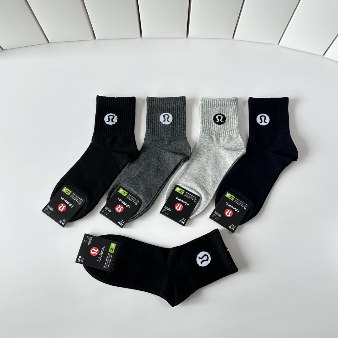  💛配包装
lululemon 新款中长款堆堆袜袜子！一盒五双， 专柜同步筒款袜子，💛大牌出街，潮人必备