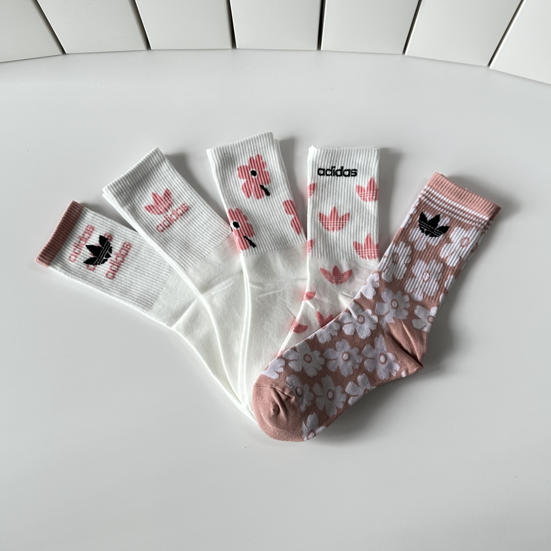  💛配专柜包装
adidas（阿迪达斯）新款三叶草中长款堆堆袜袜子！一盒五双，专柜同步筒袜袜子，大牌出街