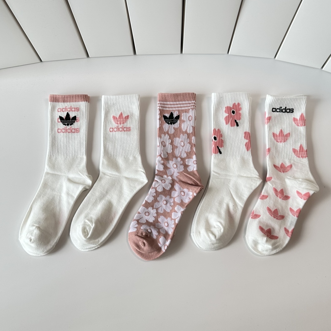  💛配专柜包装
adidas（阿迪达斯）新款三叶草中长款堆堆袜袜子！一盒五双，专柜同步筒袜袜子，大牌出街
