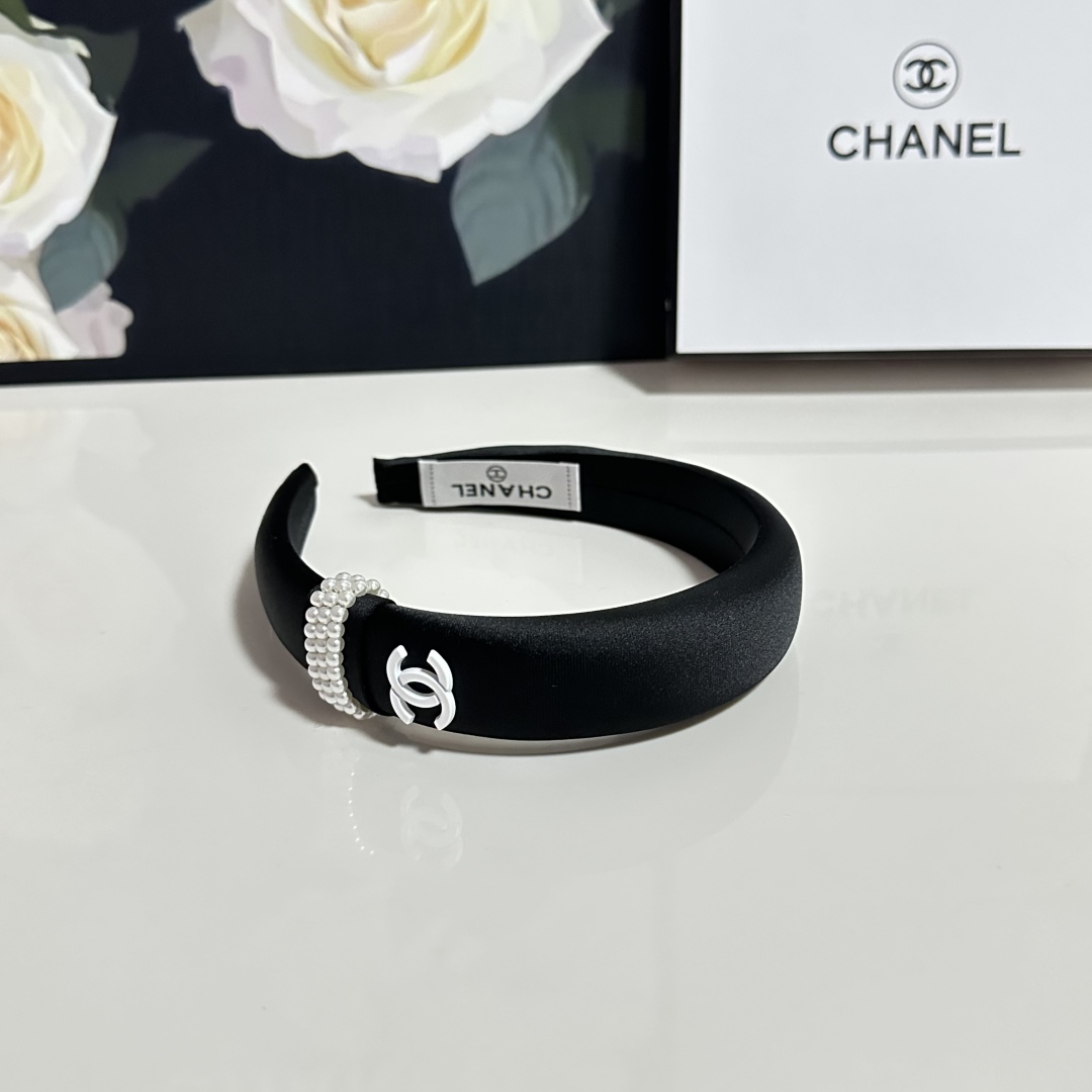  配专柜包装
Chanel（香奈儿）最新发箍
小仙女快入手
特殊材质 不嘞头
可盐可甜～