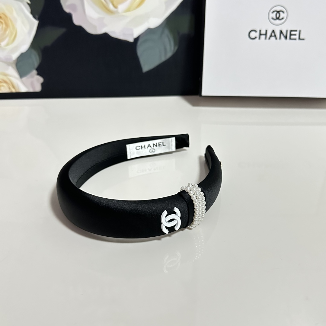  配专柜包装
Chanel（香奈儿）最新发箍
小仙女快入手
特殊材质 不嘞头
可盐可甜～