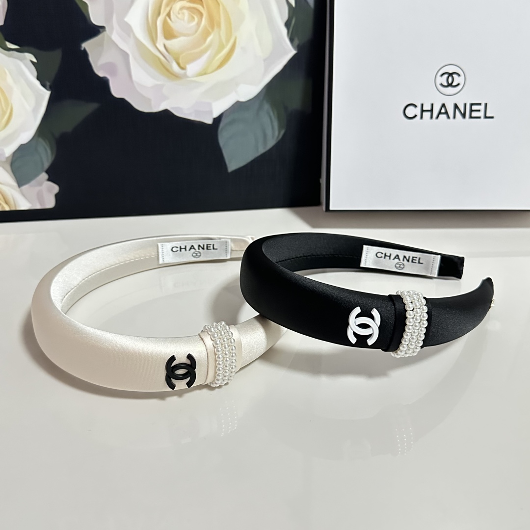  配专柜包装
Chanel（香奈儿）最新发箍
小仙女快入手
特殊材质 不嘞头
可盐可甜～