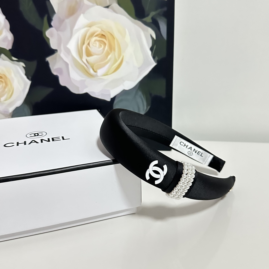 配专柜包装
Chanel（香奈儿）最新发箍
小仙女快入手
特殊材质 不嘞头
可盐可甜～