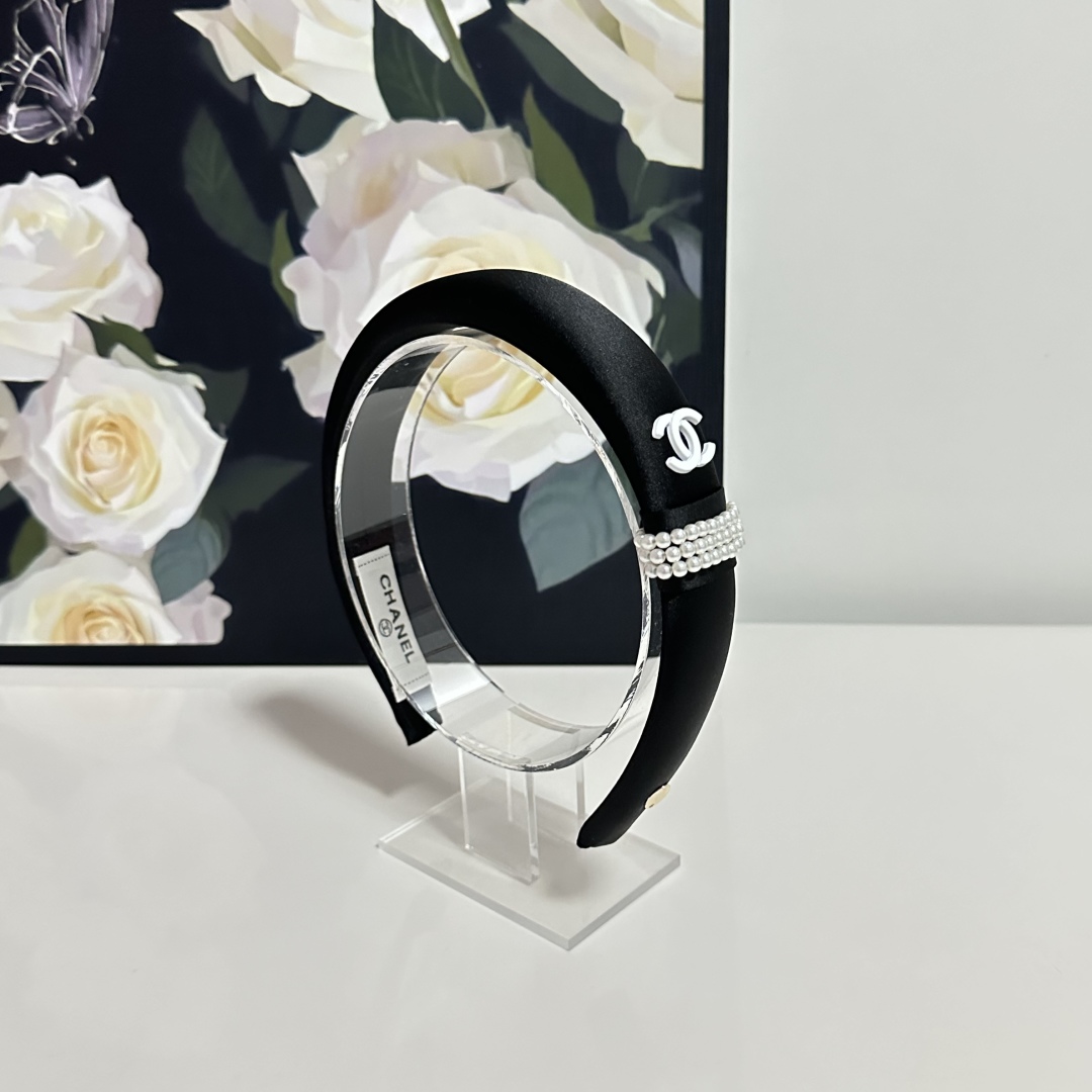  配专柜包装
Chanel（香奈儿）最新发箍
小仙女快入手
特殊材质 不嘞头
可盐可甜～