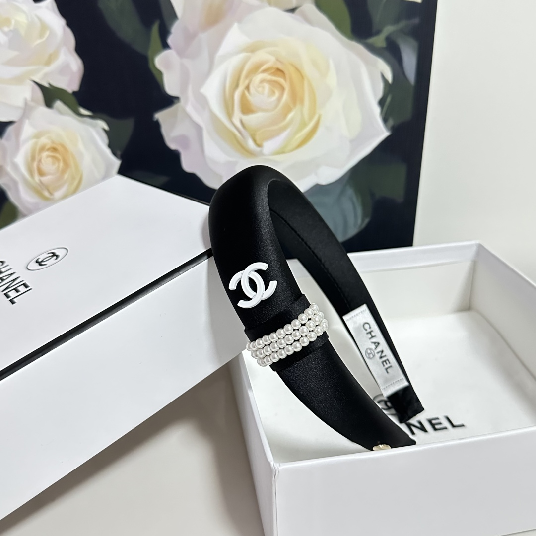  配专柜包装
Chanel（香奈儿）最新发箍
小仙女快入手
特殊材质 不嘞头
可盐可甜～