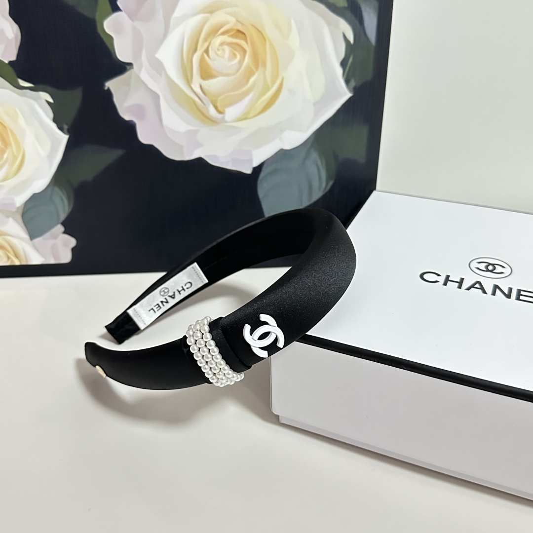  配专柜包装
Chanel（香奈儿）最新发箍
小仙女快入手
特殊材质 不嘞头
可盐可甜～