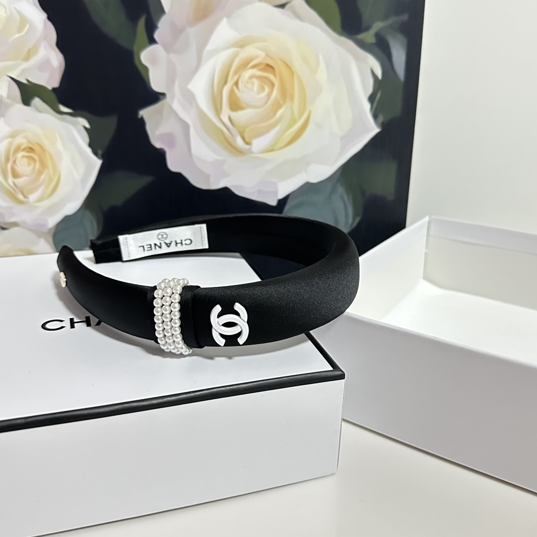  配专柜包装
Chanel（香奈儿）最新发箍
小仙女快入手
特殊材质 不嘞头
可盐可甜～